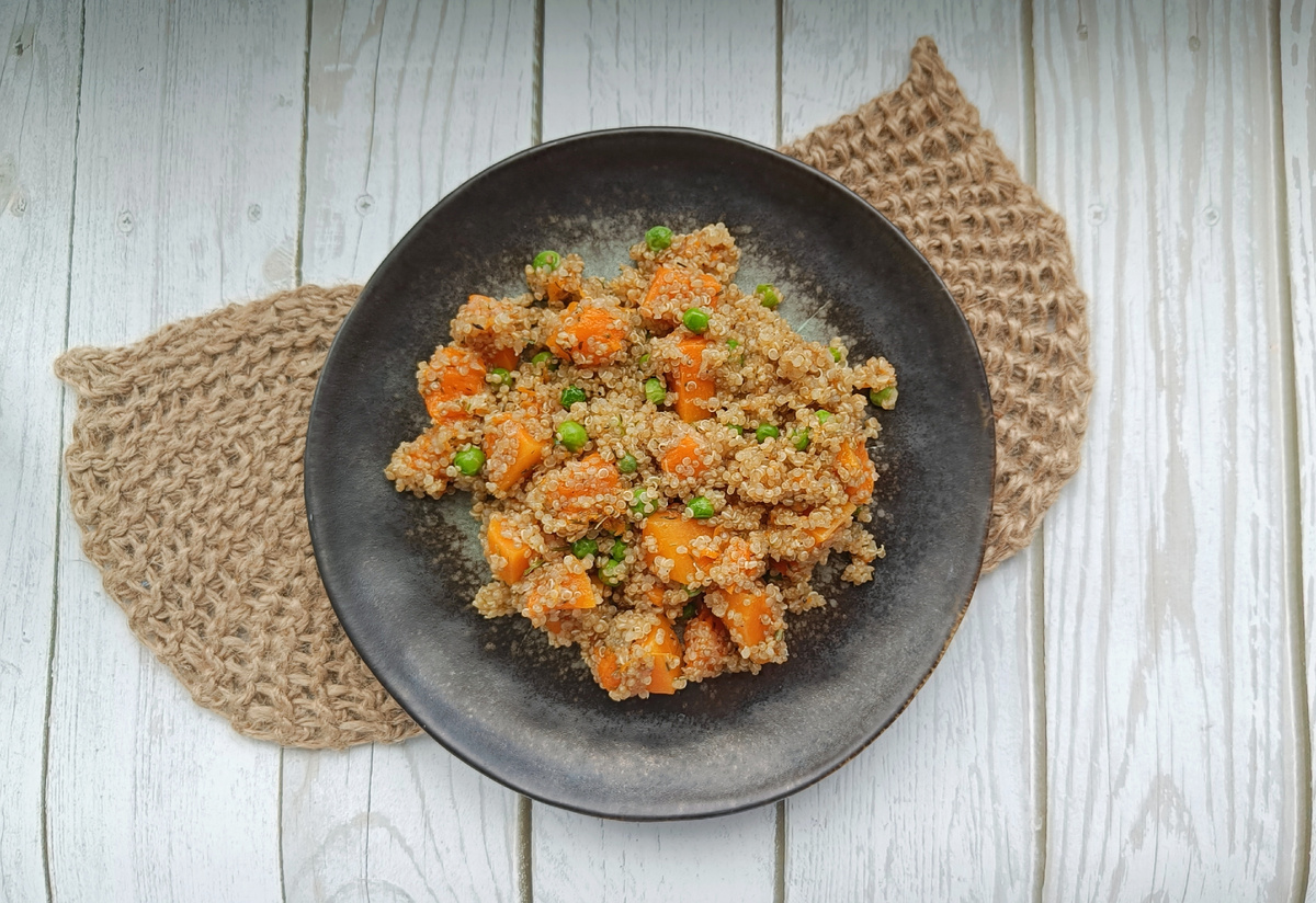 В идеале тыкву стоит порезать мелкими кубиками по размеру зелёного горошка. Но у меня она замороженная, поэтому так 😁