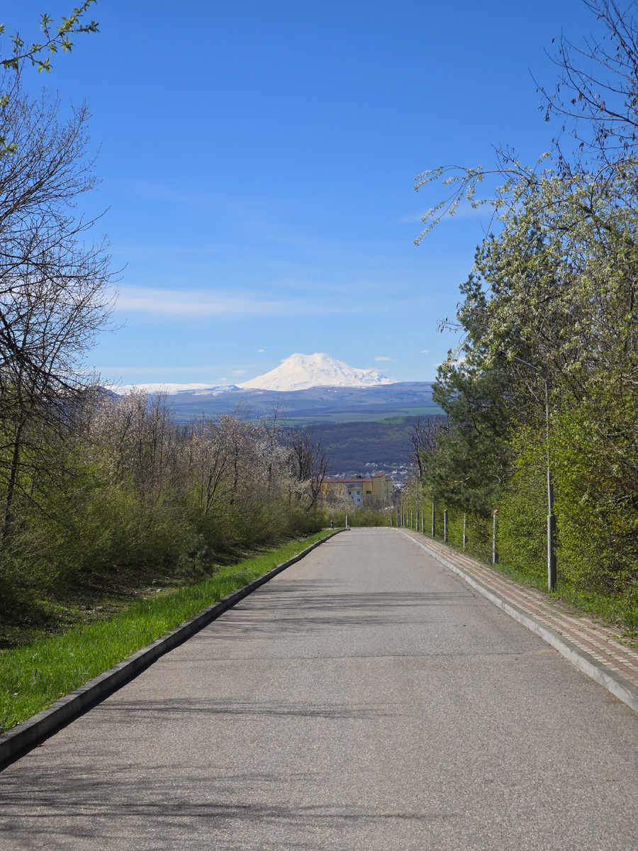 Я хорошую погоду открывается потрясающий вид на Эльбрус 🏔️ 