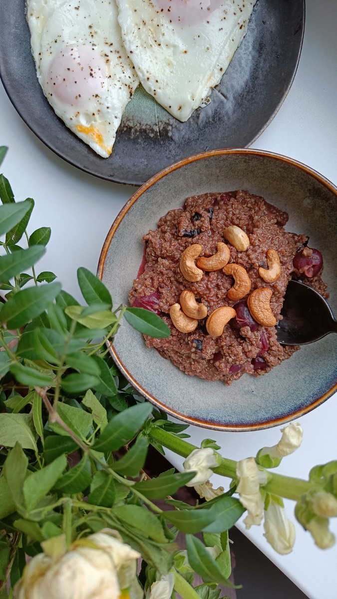 Дополнила белком — жареным яйцами.