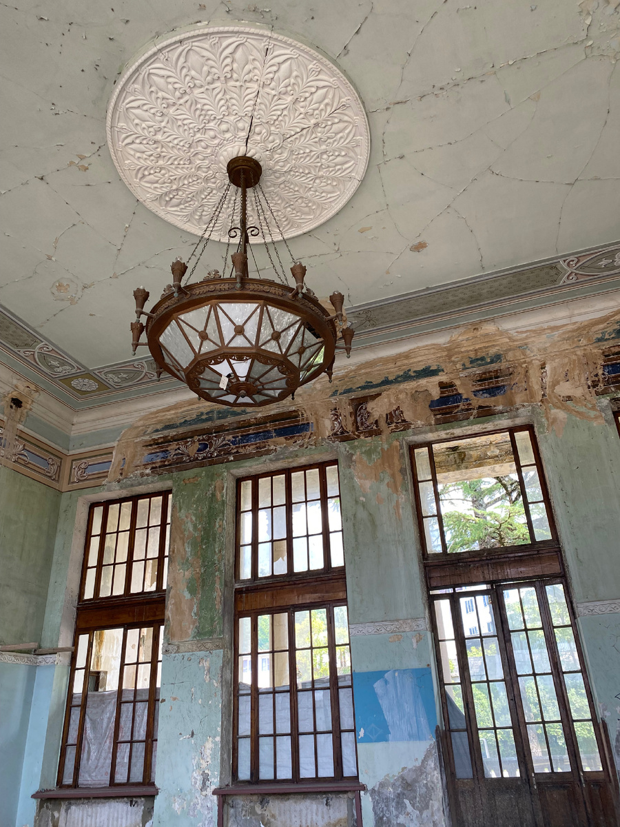 Здание вокзала внутри. Выглядит еще более удручающе.