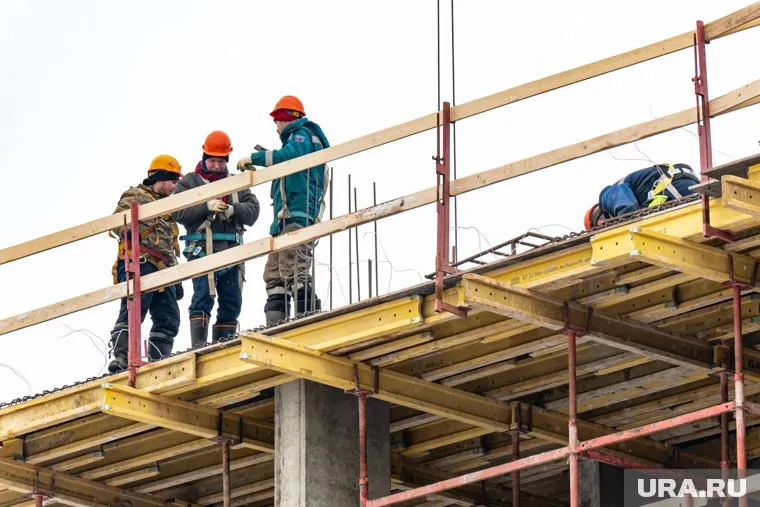 В большом комплексе онкоцентра возводят четыре корпуса
Фото: Руслан Яроцкий © URA.RU