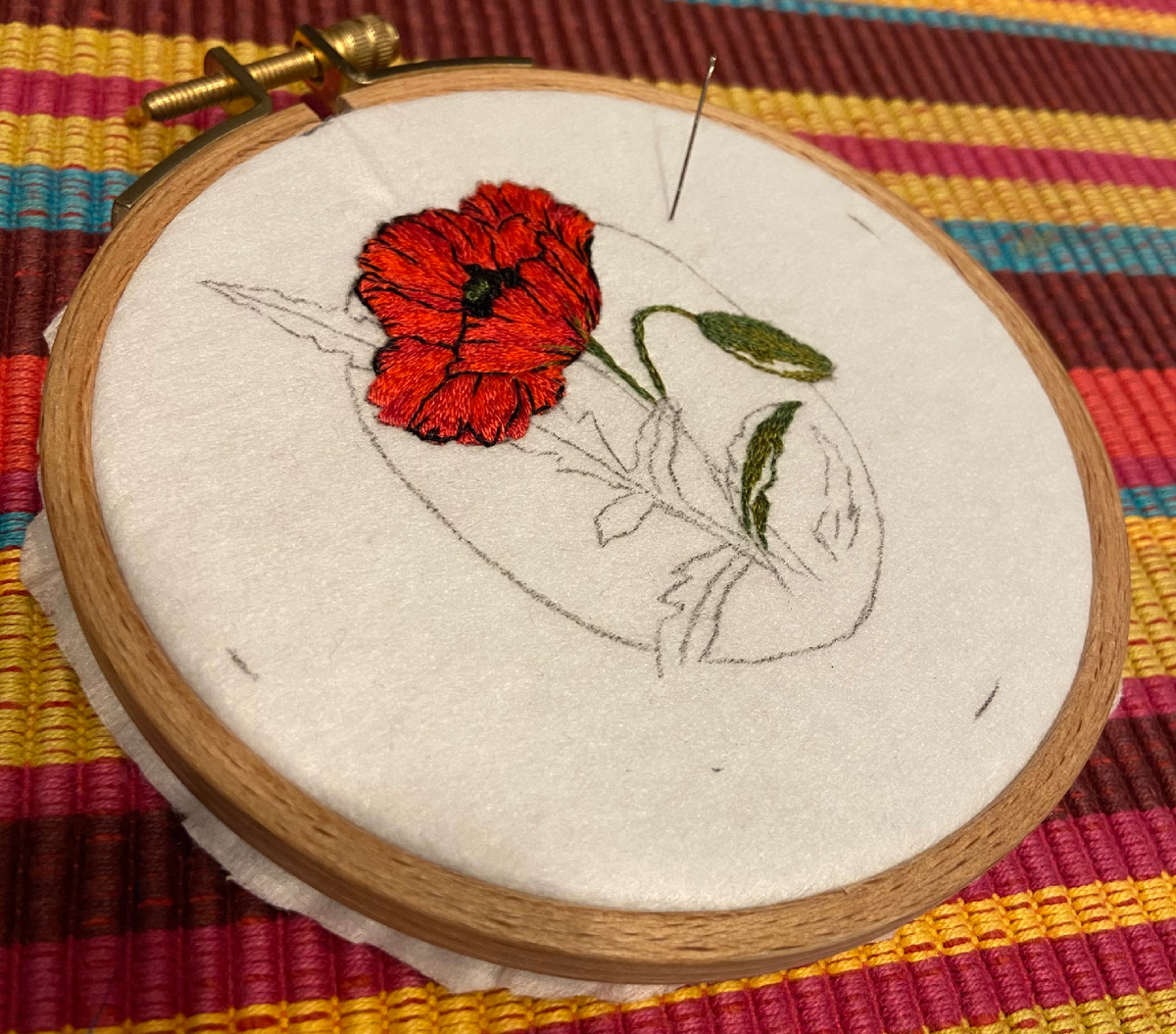 Мак, на языке цветов, это символ безусловной любви. Именно по этому я посадила целый вазон этих цветов на нашей террасе. 