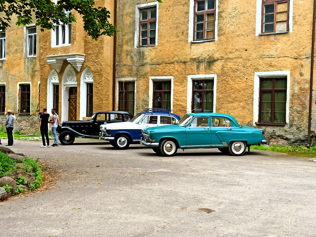 У вход в замок - небольшая выставка ретромобилей