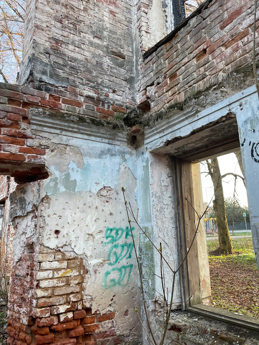 Можно заметить старое оформление стен.