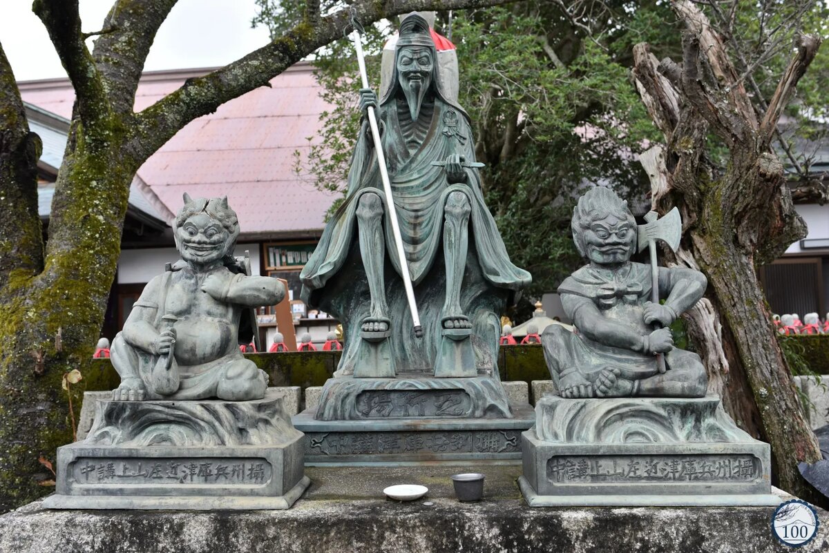 Статуя Эн-но Одзуно -основателя традиций ямабуси (горы Оминэ)