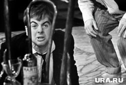     Владимир Долинский в роли Жени Ксидиас в спектакле по пьесе Льва Славина «Интервенция» в 1967 году Мирослав Муразов / РИА Новости