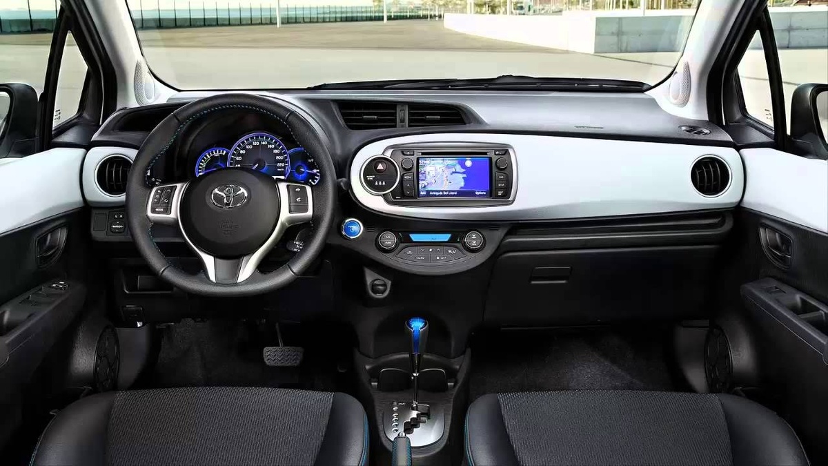 Toyota Yaris III (XP130, 2011–2014) интерьер