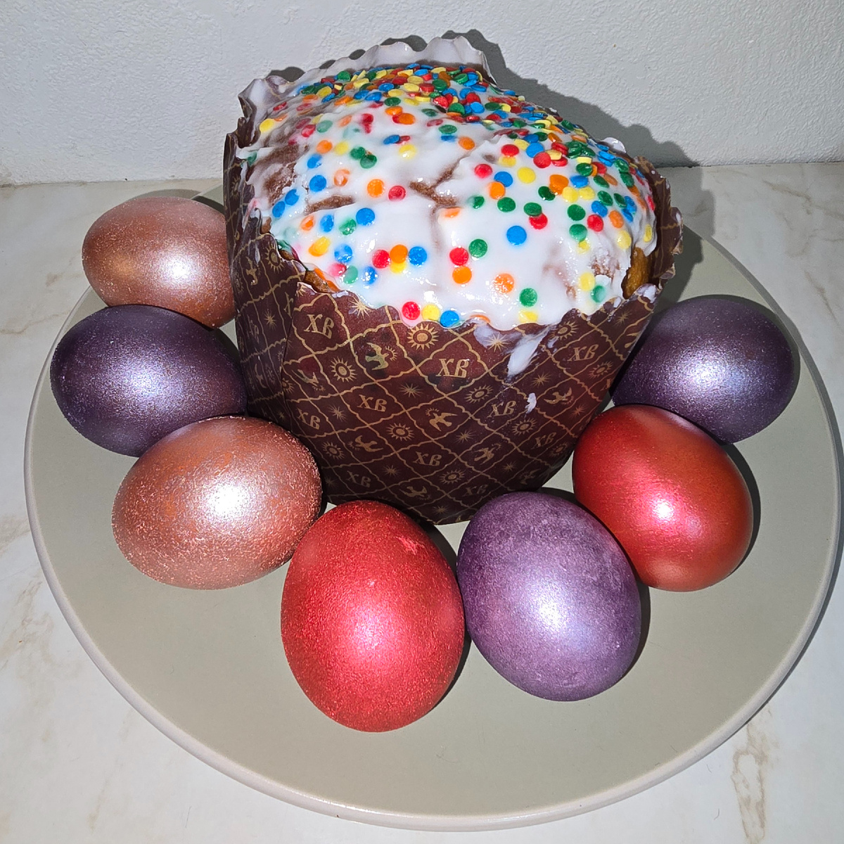 Красила красками из магнита.