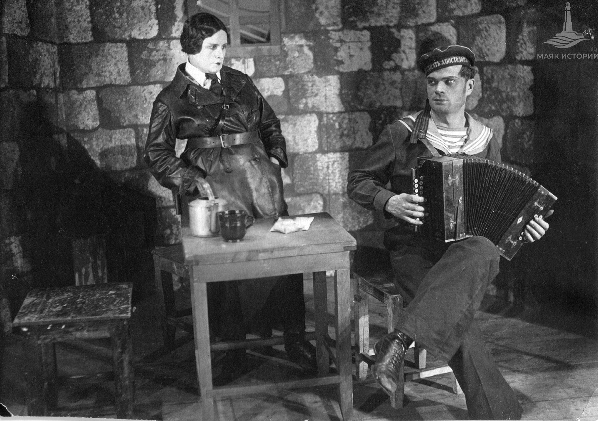 Сцена из спектакля «Оптимистическая трагедия» * дрематурга Всеволода Вишневского, 1938 год, г. Ленинград. ( *- Первые варианты названия пьесы —«Гимн матросам», «Триумфальная трагедия». В роли матроса артист Георгий Романов.