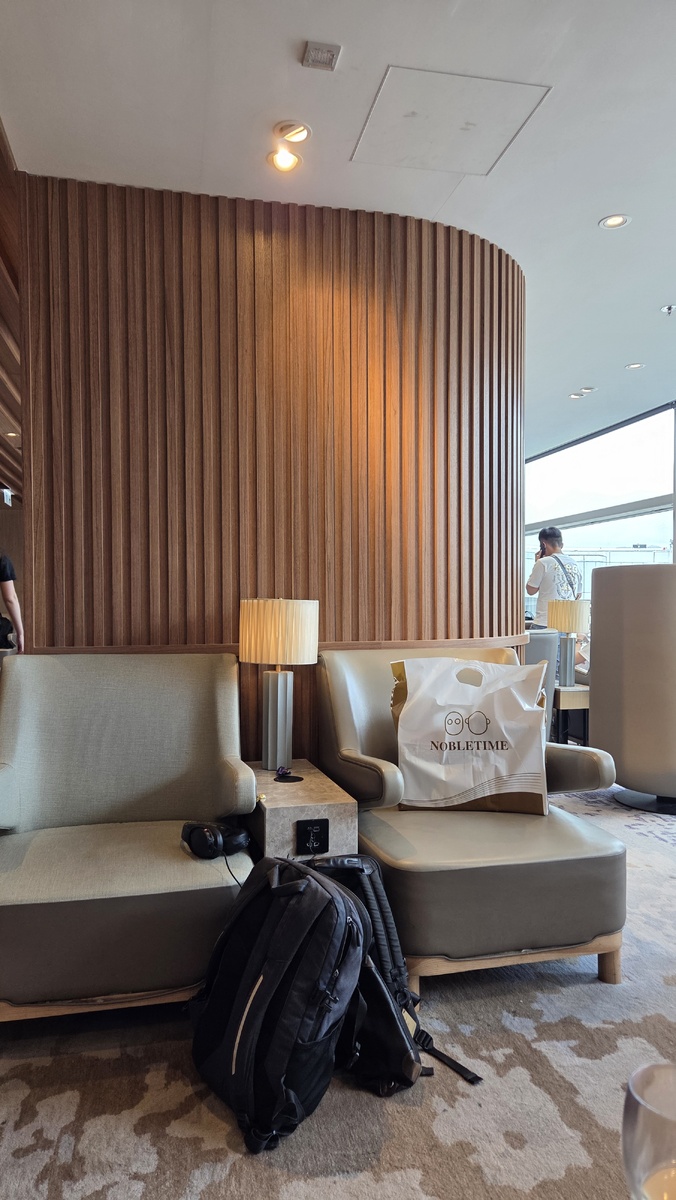 Кресла вдоль окон и в основном зале