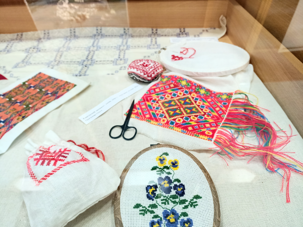 Ингерманландская виола вышитая шерстью от Фёдоровой Натальи, и карельский орнамент от Пазгалевой Ольги