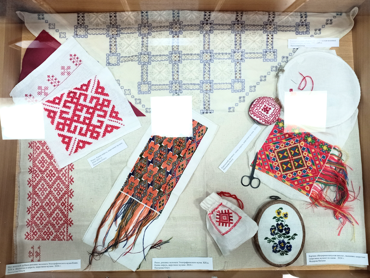 Тут можно рассмотреть подписи к работам