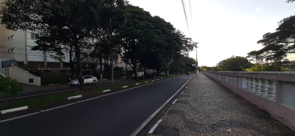 Бразилия, Кампинас (штат Сан-Паулу). Справа розовый забор кадетской школы.