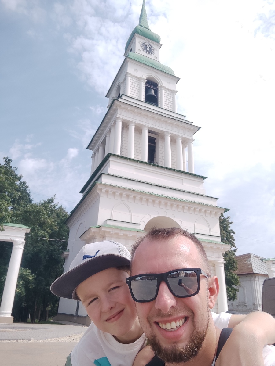 Я с племяшом летом на фоне колокольни в 2023 году