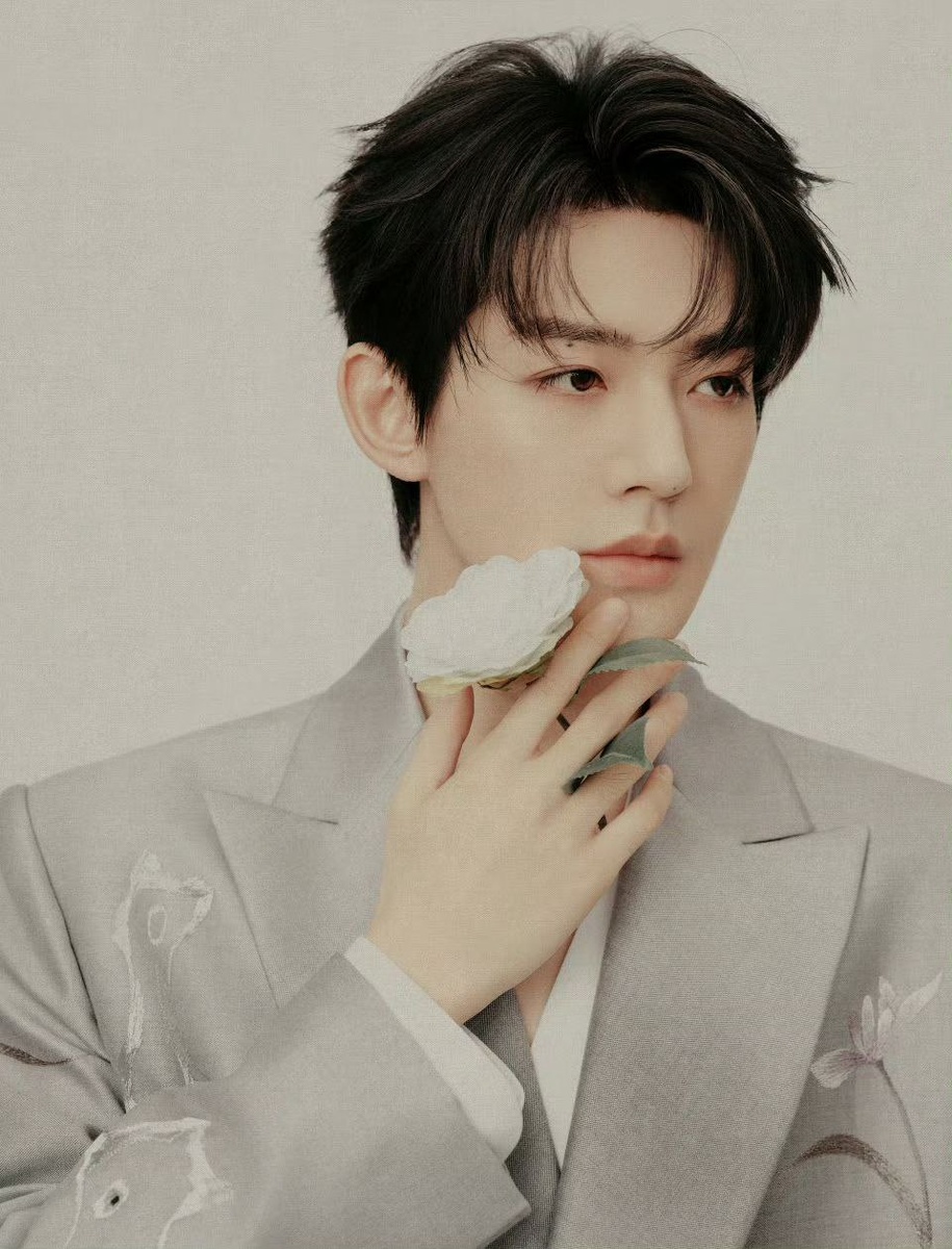 Актёр Дэн Вэй. Листайте галерею...