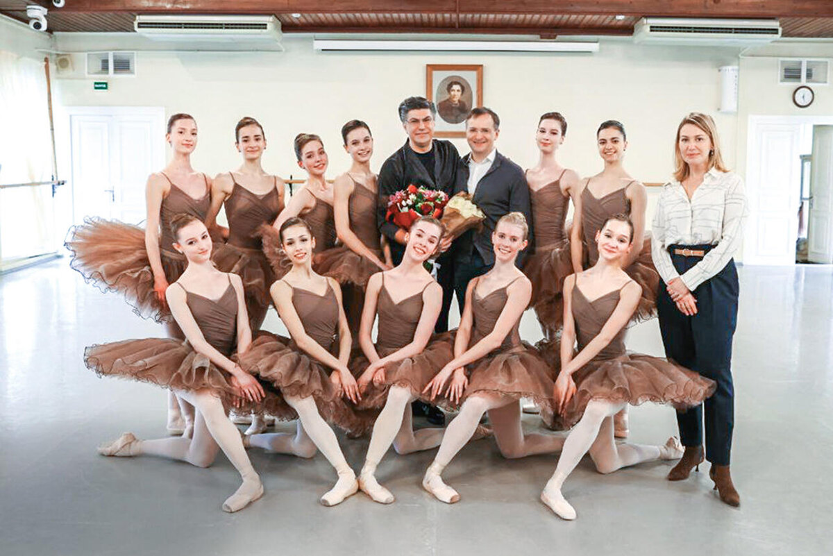    Николай Цискаридзе с Владимиром Мединским, его женой Мариной и своими ученицами Андрей Лушпа