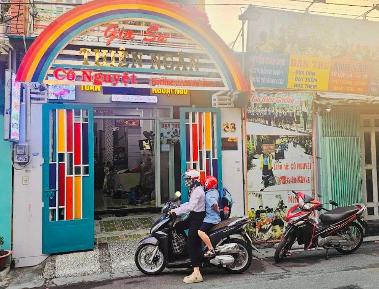 Вот так задорно выглядят учебные вечерние центры во Вьтнаме, это мама сына привезла