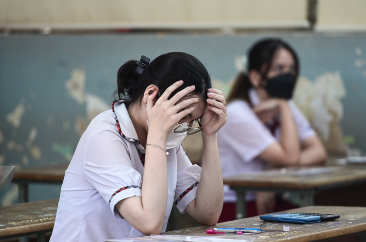 Конечно, Вьтнамские выпускники парятся, а кто нет? Вопрос, с какого класса их начинают мучить наизнос