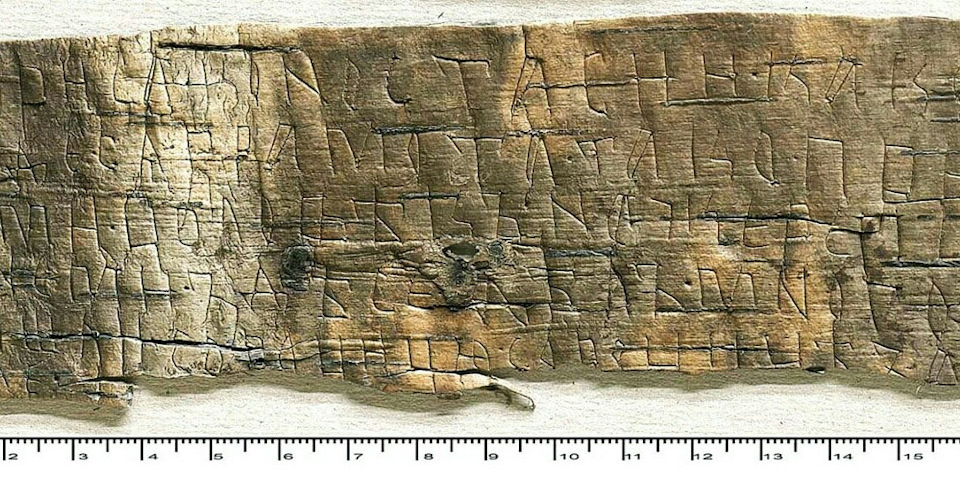 Оригинал, сохранившийся и дошедший до наших дней. Берестяная грамота, найденная в Великом Новгороде.