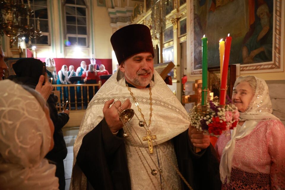    Ночная пасхальная служба в Покровском соборе . Источник: Олег Укладов