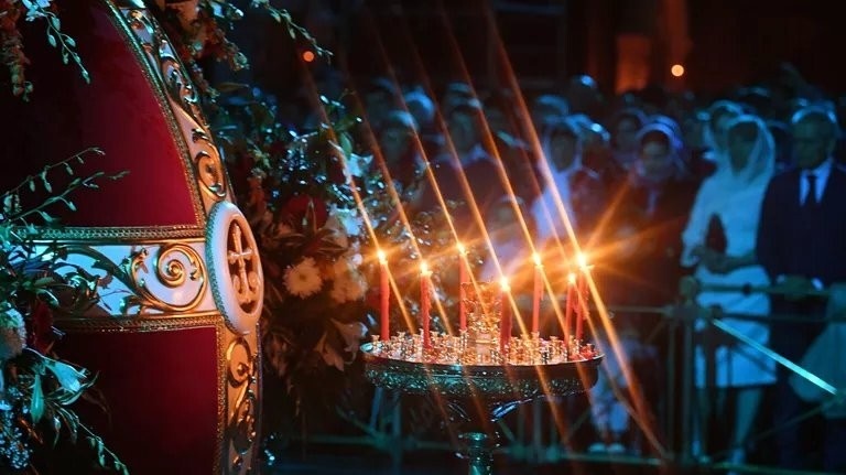 В 2025 году православная Пасха пришлась на 20 апреля. В этот светлый день в Москве в храме Христа Спасителя состоялось ночное богослужение, которое возглавил Патриарх Московский и всея Руси Кирилл.
По традиции, в этот значимый для верующих праздник храм посетил президент России Владимир Путин.