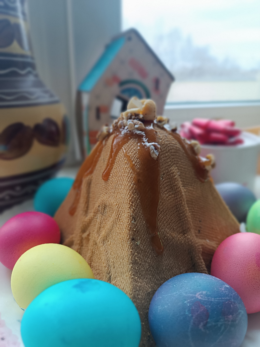 Часто пасхой называют кулич. Однако пасху делают из творога. 