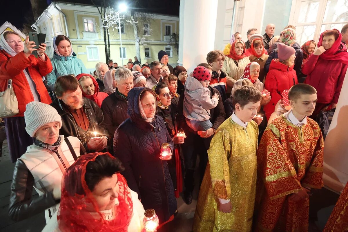    Пасхальное богослужение началось в главном храме Приморья