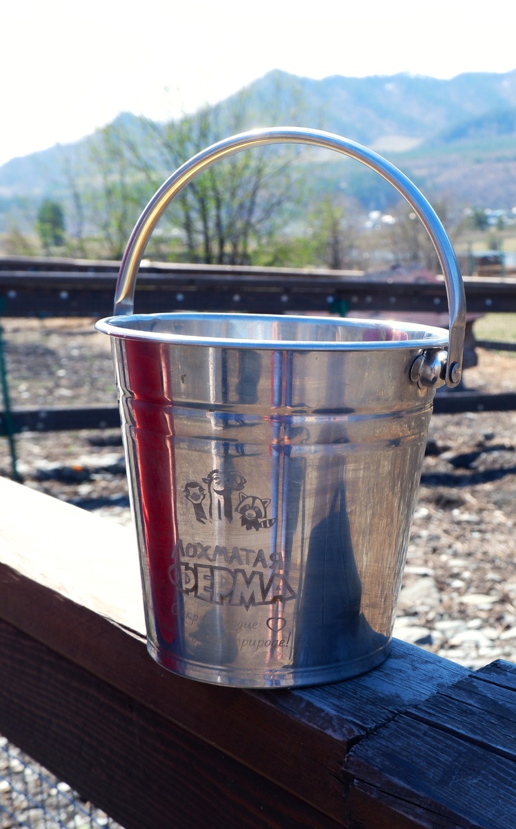 Ведерко с фирменным логотипом