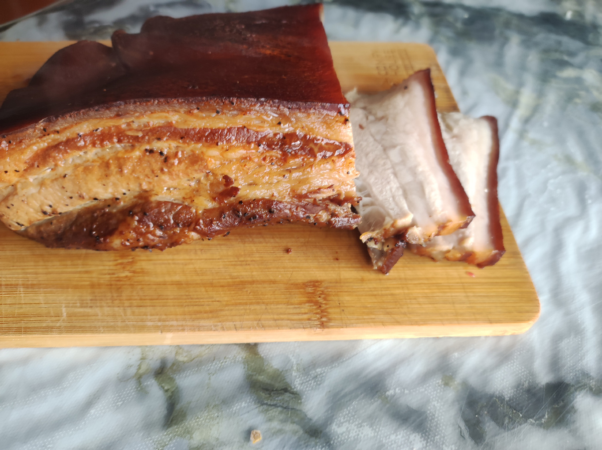 Беру кусок свинины, пакет для запекания, ну и готовый рассол для запекания.Покупаю его в обычном продуктовом магазине.