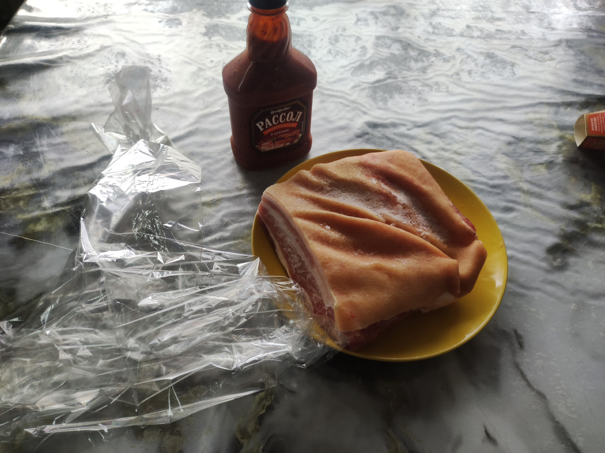 Кладу свинину в пакет,заливаю рассолом и оставляю в холодильнике на ночь.