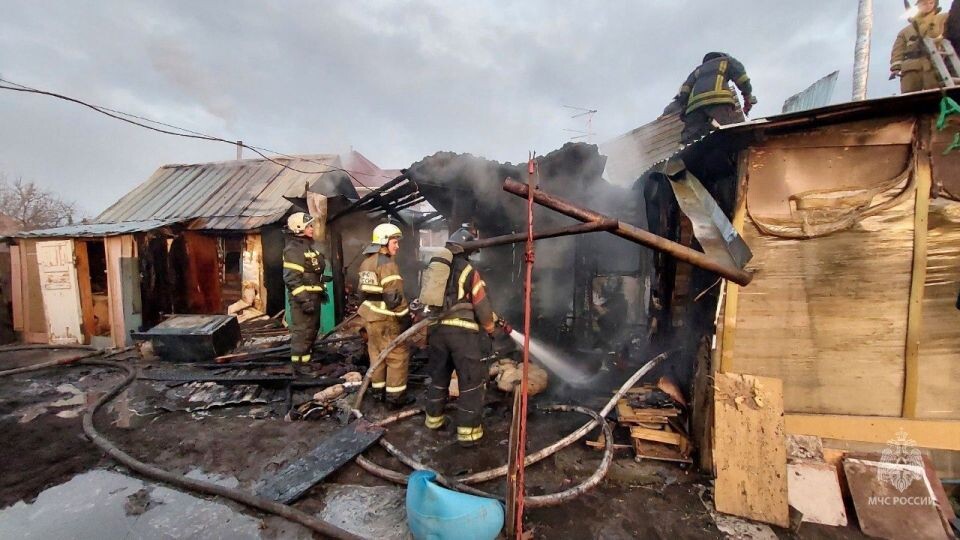    Пожар в барнаульском поселке Пригородном. Источник: МЧС по Алтайскому краю