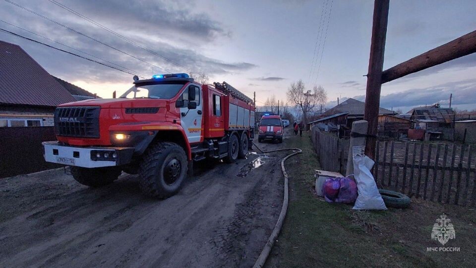    Пожар в барнаульском поселке Пригородном. Источник: МЧС по Алтайскому краю