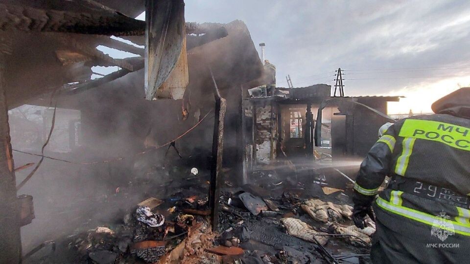    Пожар в барнаульском поселке Пригородном. Источник: МЧС по Алтайскому краю