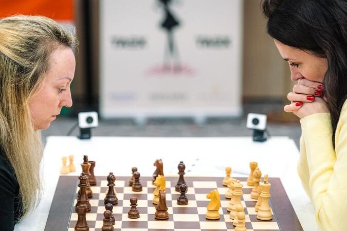 Соперницы ещё не знают, что этот поединок превратится в фантастическое зрелище, которое принесёт нашей шахматистке эпическую победу...