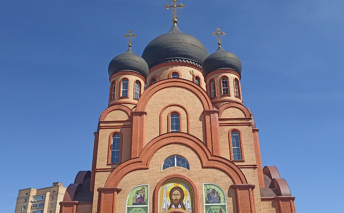 Многие семьи посещают Главное пасхальное богослужение, которое начинается до полуночи в субботу и продолжается до рассвета воскресенья