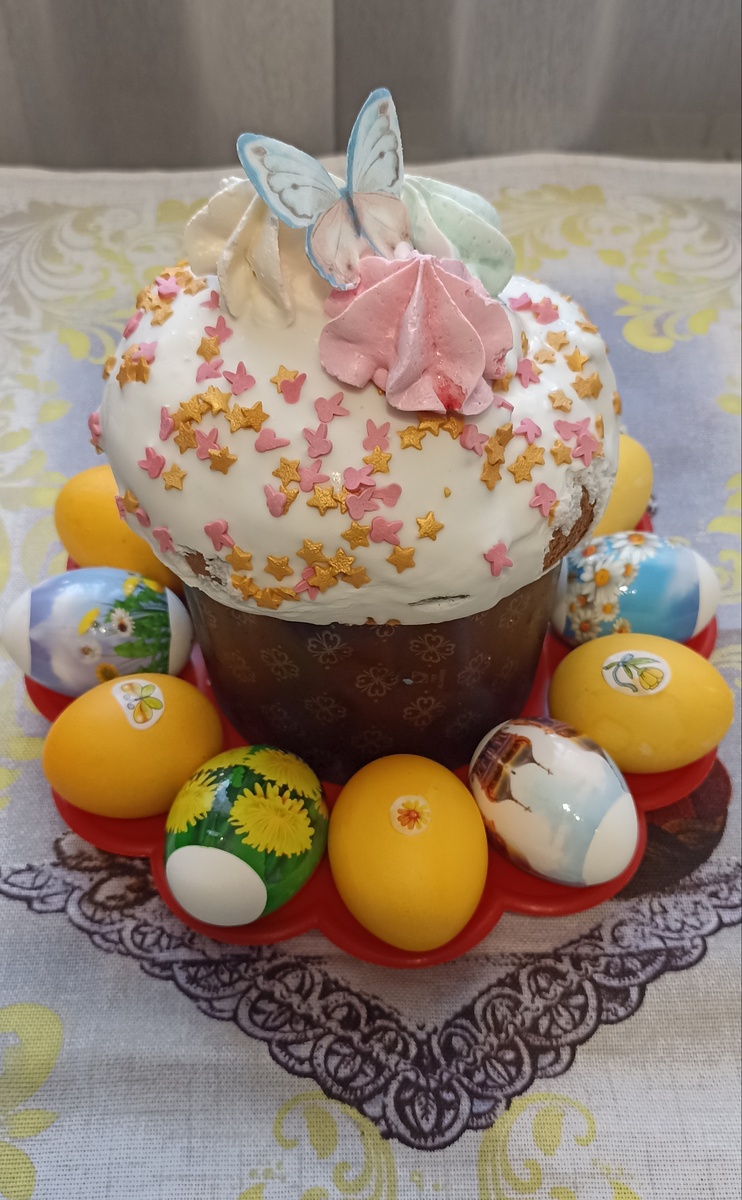 По легенде Мария Магдалина была свидетельницей воскресения Христа, когда она об этом сообщила императору, вручив яйцо со словами:"Христос воскрес! ", тот ответил, что такого быть не может, это всё равно, если бы яйцо покраснело. В тот же миг яйцо окрасилось. 