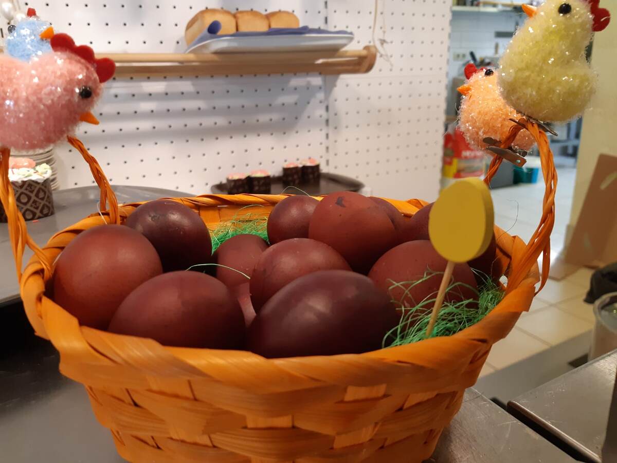 Корзинка с пасхальными яйцами