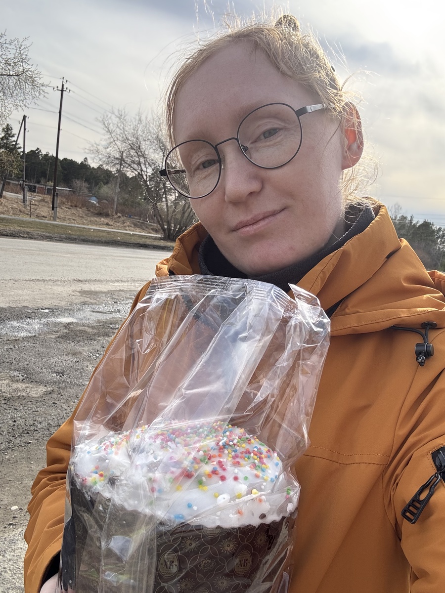 Для каждого человека Пасха будет означать что-то свое! Для меня это день вкусных куличей, много фото с семьей и в даже на заставку телефона я ставлю новое фото своей семьи! Это ощущение весны, это ощущение чего-то нового светлого радостного. Хотя я вспомнила детство, немного взгрустнула что нет в живых моего дедушки много лет. Помню как он красил яйцо в луковой шелухе до бордового цвета и каждого внука уговаривал съесть по 2-3 штуки😁, так он проявлял к нам свою любовь(хотя конечно для детей столько яйц за раз много и мы просто уносили их домой в пакете из под молока). Тогда только появилось пастерилизованное молоко в пакетах, они были плотные, дедушка их мыл тщательно, сушил и использовал для заворачивания продуктов, особенно когда ездил в сад(это примерно 1998год). 