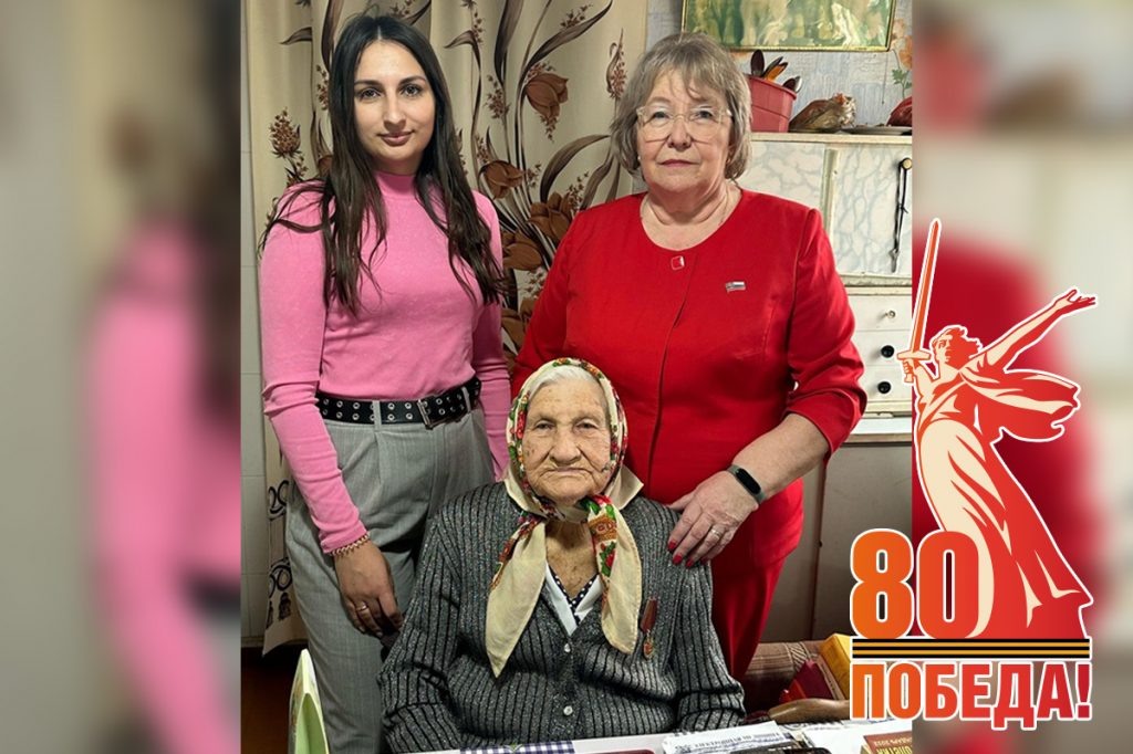    В гостях у Зои Васильевны Ивановой - Светлана Викторовна Юрова (справа) и Татьяна Журавлева Лариса Желтобрюх