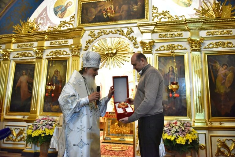    Евгений Солнцев и митрополит Оренбургский Петр в пасхальную ночь обменялись подарками Белов Михаил Александрович