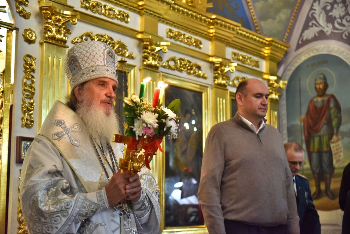   Евгений Солнцев и митрополит Оренбургский Петр в пасхальную ночь обменялись подарками Белов Михаил Александрович