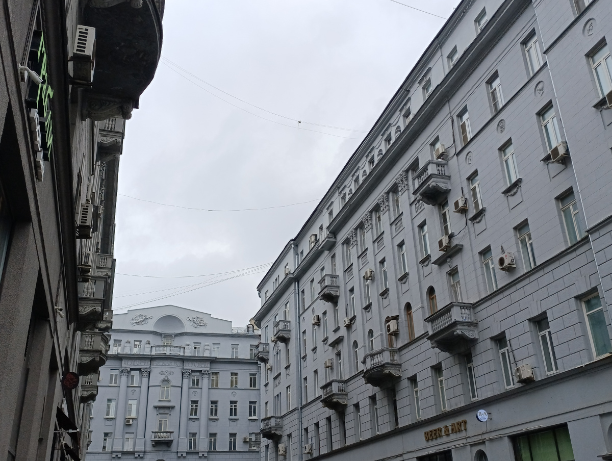 В таком вот сером неприметном дворике находится пекарня