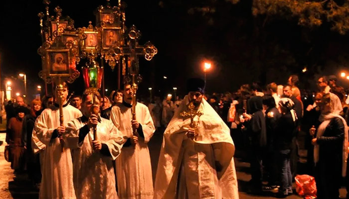 Крестный ход в пасхальную ночь