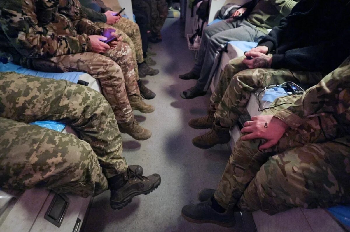    Недолеченных солдат ВСУ прямо из больничных палат везут в полк, чтобы убить в очередных кровавых штурмах.