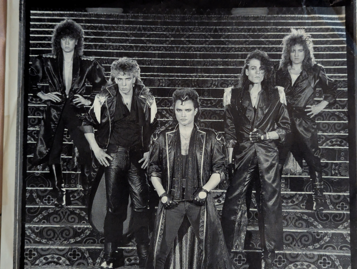 Любопытно, что менеджеры группы в то время вообще позиционировали ее как глэм-метал, заставляя наряжаться музыкантов в вычурные наряды.