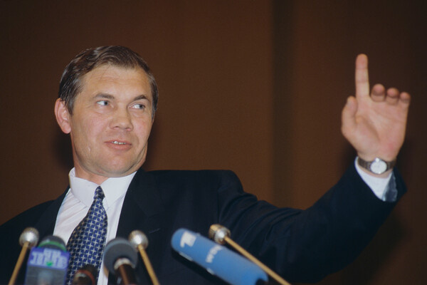 Секретарь Совета безопасности РФ и помощник Президента РФ по национальной безопасности Александр Лебедь во время выступления на конференции «Союза патриотических и национальных организаций России», 1996 год / Юрий Абрамочкин/РИА Новости 