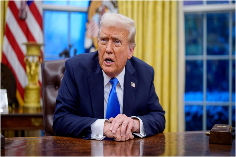 Президент США Дональд Трамп выступает в Овальном кабинете Белого дома 11 февраля.
Эндрю Харник/Getty Images