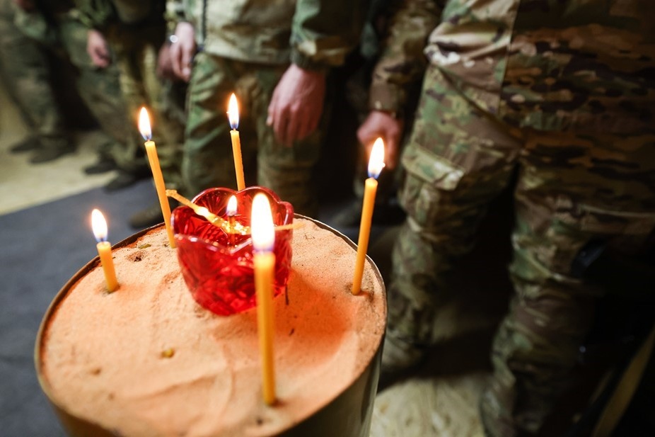    Свечи во время пасхальной службы в блиндажном храме в зоне проведения специальной военной операции. Автор фото: Алексей Коновалов / ТАСС