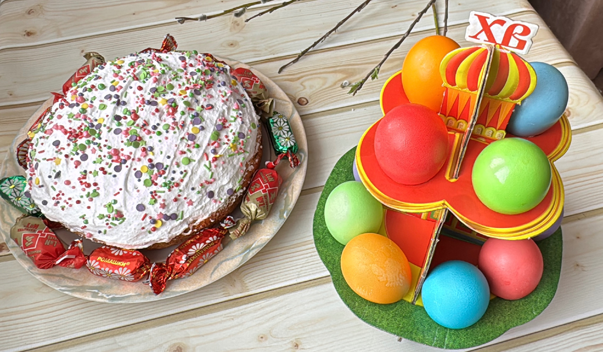 Христос воскресе! В этот светлый и чистый праздник желаю в Ваш дом добра и благодати. Пусть на душе всегда будет спокойно, над головой — мирное и ясное небо, а рядом — надёжные и верные друзья. Желаю, чтобы Пасха принесла Вам теплоту и радость в сердце. С праздником!