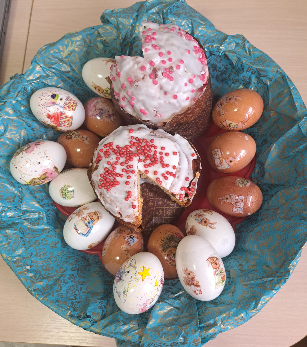 Фото автора. Куличи покупные.Яица украшенные термоэтикетками